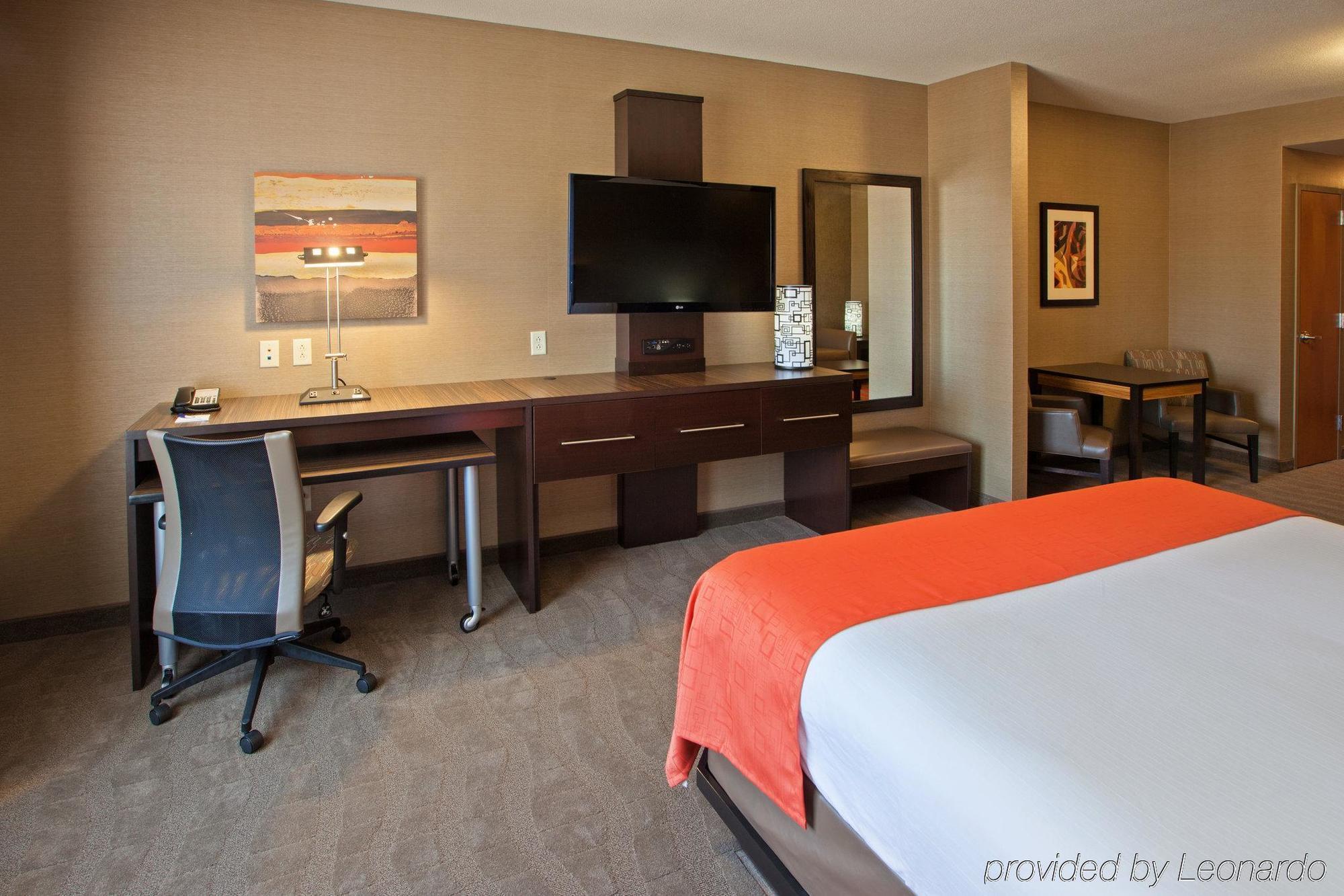 Holiday Inn Express & Suites Columbus/Эдинбург Экстерьер фото